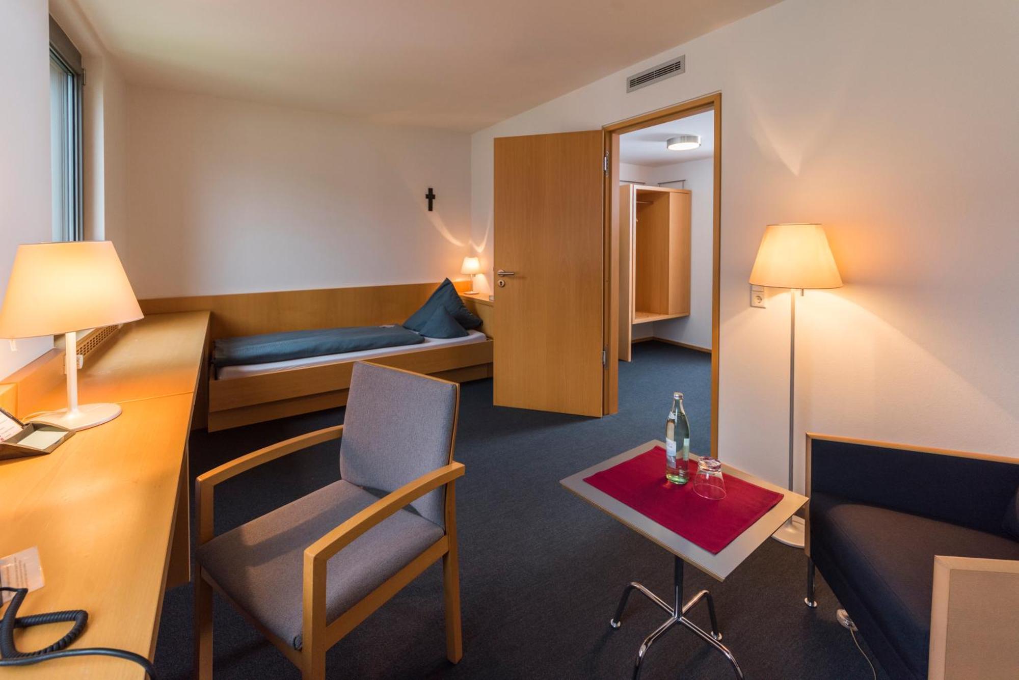 Tagungshaus Himmelspforten - Self Check-In Вюрцбург Экстерьер фото